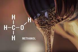 NEETI Ayoga Methanol Economy Program |नीति आयोगाचा मेथनॉल इकॉनॉमी कार्यक्रम .
थनॉल इकॉनॉमी' या कार्यक्रमाचा उद्देश भारतातील तेल आयात, खर्च आणि हरितगृह वायू (GHG) उत्सर्जन कमी करणे हे आहे. तसेच, कोळशाचे साठे आणि महानगरपालिकेच्या घनकचऱ्याचे मिथेनॉलमध्ये रूपांतर करणे, यासही महत्व देण्यात येत आहे. मिथेनॉल हे कमी कार्बन युक्त हायड्रोजन वाहक इंधन आहे. उच्च दर्जाचा कोळसा, कृषी अवशेष आणि औष्णिक ऊर्जा प्रकल्पातून याची निर्मिती केली जाते. तसेच CO उत्सर्जित होतो आणि नैसर्गिक वायूपासून तयार होतो.